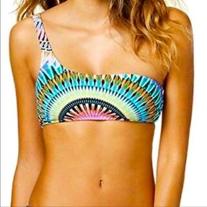 NWOT Bar III One Shoulder Sunburst Bikini Top. Size medium.
